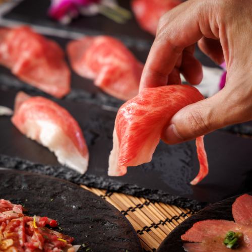 和牛を丸ごと贅沢に、炙り寿司で堪能。柔らかな牛タン肉寿司は舌の上でとろける美味しさです。