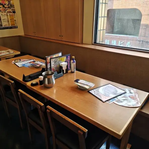 テーブル席でゆったりと!毎日気軽に寄れるお店「世界の山ちゃん」へぜひお越しください。