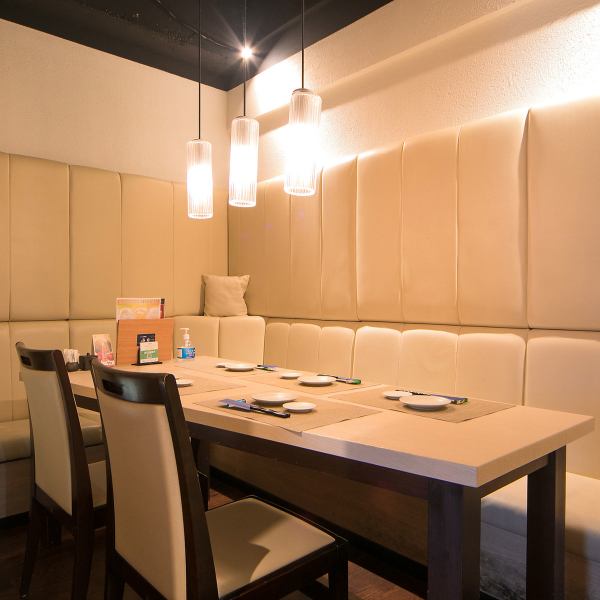 [Relax in a private space ♪] A semi-private room separated by goodwill.It is a space that can accommodate up to 6 people.You can spend a relaxing time with your loved ones in the white-based store!