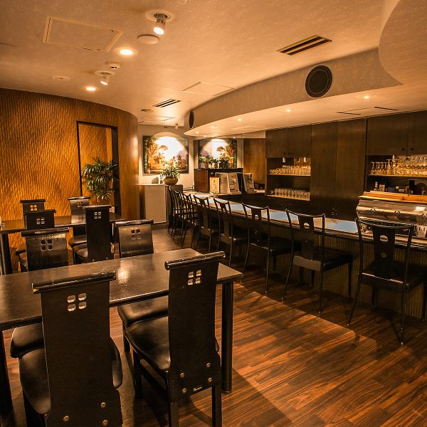 ◇階段を降りれば隠れ家居酒屋◇店内に入ると、懐かしさを感じるレトロな雰囲気が広がり、幅広い年齢層が楽しめる落ち着いた空間です。