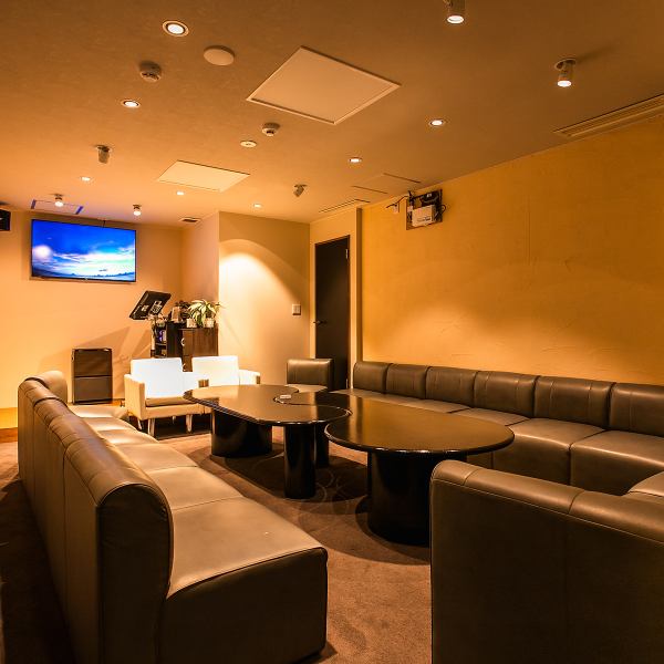 当店では、最大15名様までご利用可能なカラオケ付き個室をご用意しております。宴会やパーティーに最適で、プロジェクターも完備。接待や打ち合わせにも対応可能です。
