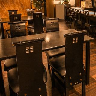 非常适合与朋友一起用餐或小型饮酒聚会。请享受轻松的复古空间。
