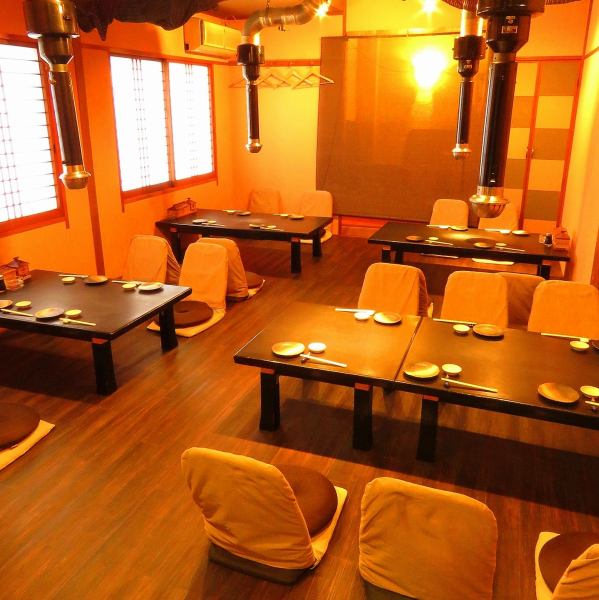 The spacious store is a calm space where you can take off your shoes before entering.The seats are tatami mats with legless chairs, so you can relax.We can arrange the layout according to the number of people, so we can accommodate a wide range of parties from small parties to large groups.Please feel free to contact us for company banquets.You can use it like a private room by dividing it with a partition!