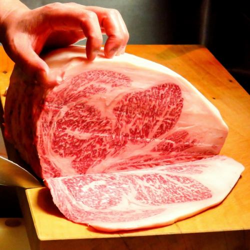 Carefully selected Kuroge Wagyu beef.A5 rank is also available!