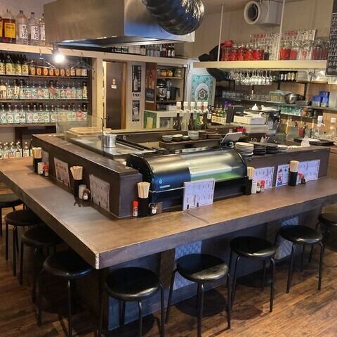 当店のカウンター席は、目の前で料理が楽しめる特別な空間です。店主の技を間近で見ることができ、会話を楽しみながらお酒や料理を堪能できる特等席です。仲間と一緒にわいわいと盛り上がるのも良し、一人でじっくり味わうのも良し。アットホームな雰囲気の中で、くつろぎながら特別な時間をお過ごしください♪