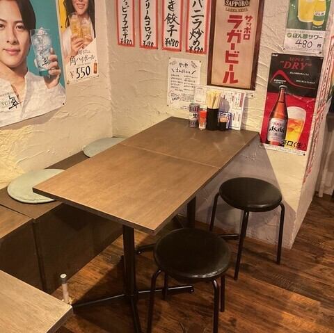 テーブル席は、友人や家族との食事にぴったりな落ち着いたお席です。壁に飾られたポスターや温かみのある内装が、リラックスした雰囲気を醸し出しています。気軽におしゃべりしながら、美味しい料理を楽しむことができるので、ちょっとした飲み会や集まりにも最適です。楽しいひとときをぜひ当店でお過ごしください★
