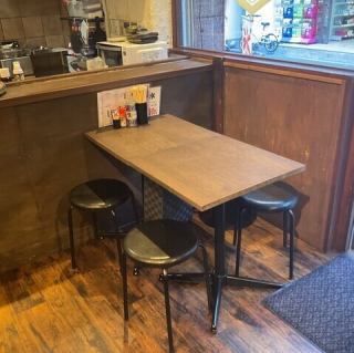 会社宴会や歓送迎会には、22席のテーブル席が最適です。大人数での集まりにも対応できる広々とした空間で、心温まる料理を楽しみながら、楽しい時間をお過ごしください♪