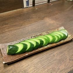 黄瓜在一个瓶子里腌制