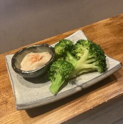 烟熏西兰花配蛋黄酱