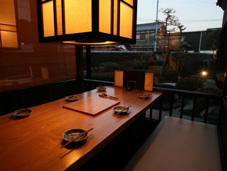 Atmosphere that you can feel calm after seeing garden from Japanese-style modern shop.There are many private rooms so you can enjoy private time.