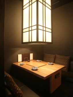 單獨的私人房間4人x 3桌子，座位費是1桌子分別1000日元。