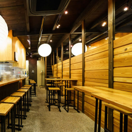 【落ち着く雰囲気で一杯】スギの木をふんだんに使用した落ち着きある雰囲気◎木の香り、日本酒の香りを楽しんでいただけるよう禁煙になっております。穏やかな照明に照らされた空間には、和やかな空気が漂います。