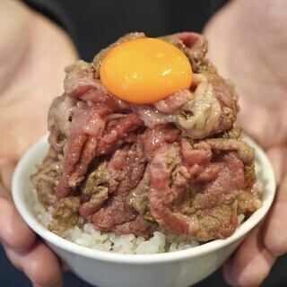 『特别菜单集』花に享乐套餐:炙烤生拌牛肉、蒜盐牛舌、牛腰肉炒寿喜烧等共12道菜品。