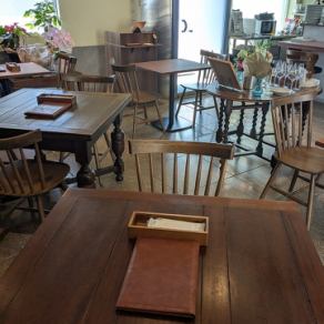 2名テーブルが4つ、４名テーブルが２つごさいます。