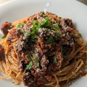 田舎鶏の赤ワイン煮込みのパスタ