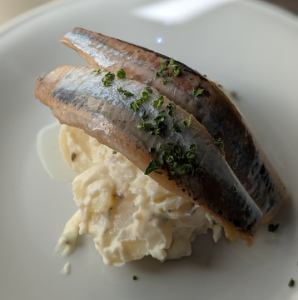 クミンマスタードポテサラのスモークしたイワシのせ