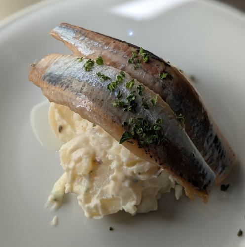 クミンマスタードポテサラのスモークしたイワシのせ