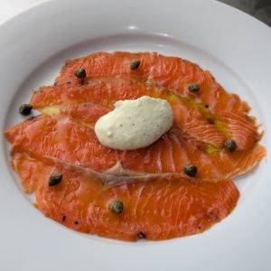 自家製スモークサーモンのディルクリームチーズのせ