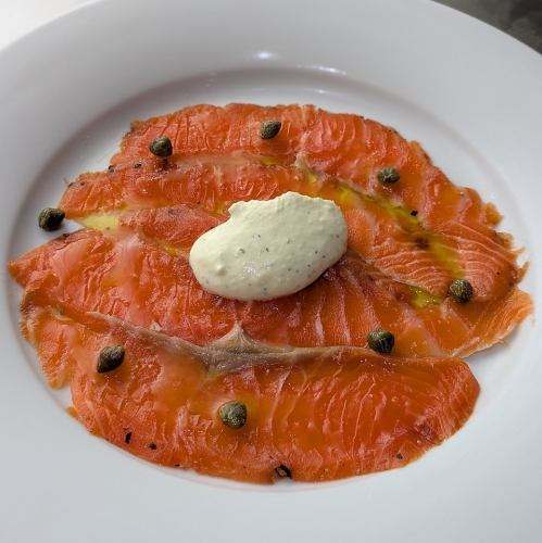 自家製スモークサーモンのディルクリームチーズのせ