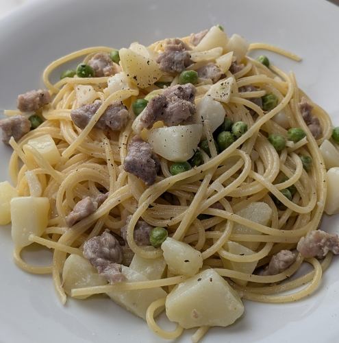 サルシッチャとじゃがいものクリームソーススパゲッティー