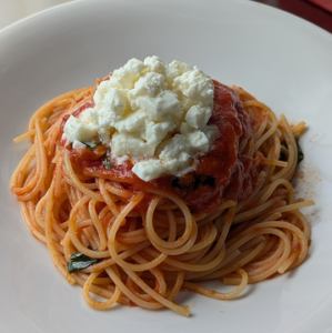 トマトとモッツァレラチーズのスパゲッティ