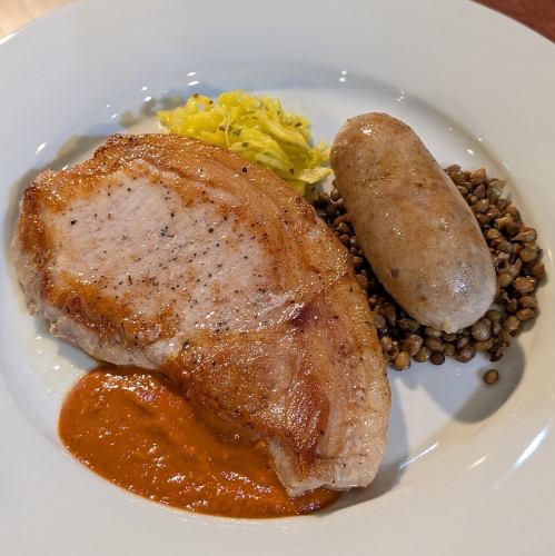 美明豚のロースと自家製ソーセージハリッサソース