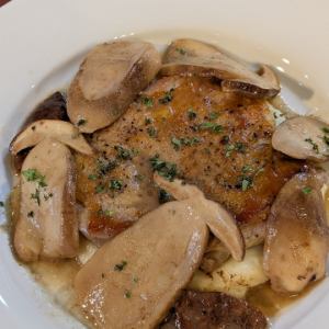 若鶏のコンフィ　ポルチーニ茸のせ
