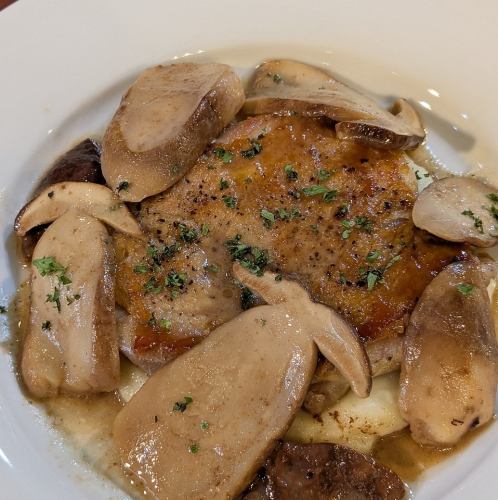 若鶏のコンフィ　ポルチーニ茸のせ