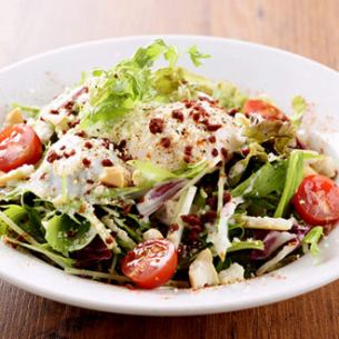 凯撒沙拉配自制培根和水煮蛋