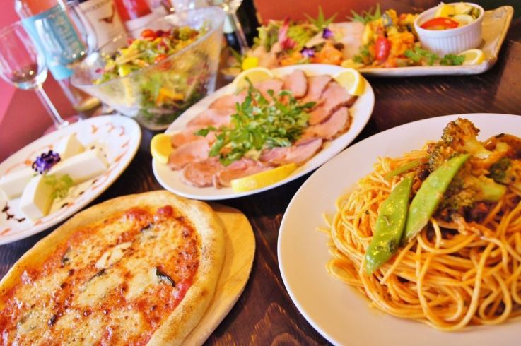 我们提供多种套餐,包括无限畅饮的酒精饮料和软饮料。