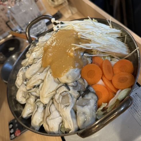 一道冬季限定的火锅菜,用大量的牡蛎制成,牡蛎可是冬季之王!