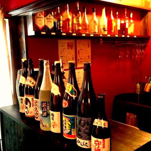 【100多种鸡尾酒】二楼包间设有吧台,提供生啤酒、服务员、利口酒、软饮料、葡萄酒、烧酒等多种饮品!您可以随心所欲地调制自己的鸡尾酒,为什么不尝试调制自己的原创鸡尾酒呢?