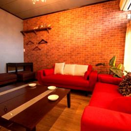 沙发座位也很多！可舒适地容纳3至8人。宴会套餐含无限量畅饮，价格为4,000日元（含税）起。当然，我们也有私人房间。[塚本/居酒屋/酒吧/葡萄酒/意大利菜/女生聚会/宴会/无限畅饮/包场派对]