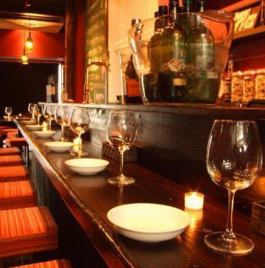 下班回家或者小团体的话，推荐柜台吧♪ 可以和亲切的工作人员进行愉快的交谈！≪实惠的红酒≫ 红/白480日元/杯，红/白2,000日元～一瓶！总共30多种。你应该能找到适合你的酒♪♪[冢本/居酒屋/酒吧/葡萄酒/意大利/女孩之夜/宴会/无限畅饮/私人]