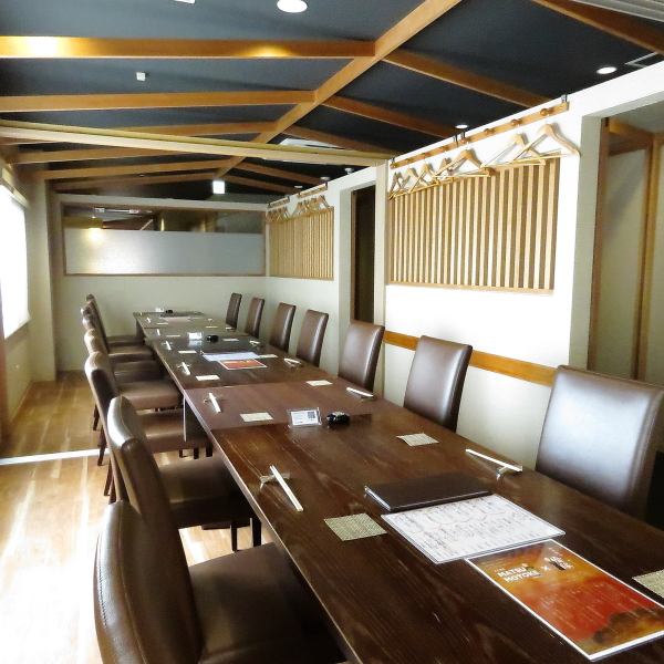 3名様～利用可能な完全個室は3部屋完備。全室テーブル個室を備えています。ゆったりくつろげる空間で周りを気にすることなくお愉しみいただけます。