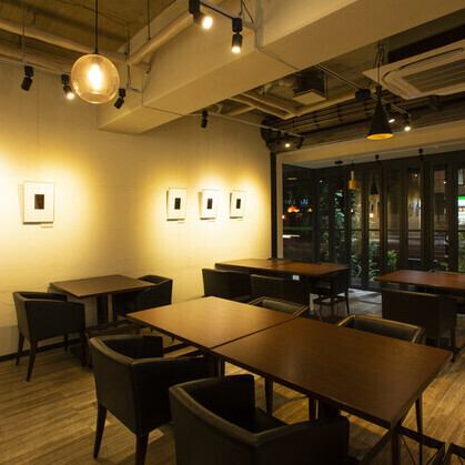 全席ソファータイプの座席で大人ムード満点の店内。広々としたワンフロアですので、一体感溢れるパーティーが実現！お席の配置も自由自在に変更OKです！また大型モニターも完備しておりますので、ご持参頂いた映像を流すことも可能！まさにお客様の「したい」が叶うパーティーが“貸切”なら実現します！