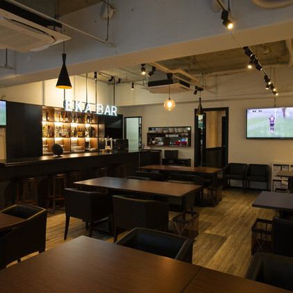 店内のテーブル席は、誰もがゆったり寛げるようゆとりある空間造りと席配置。歓送迎会や同窓会など、ご利用になるお客様のシーンや人数・用途によって、立食や着席・半立食などスタイルも思いのまま！