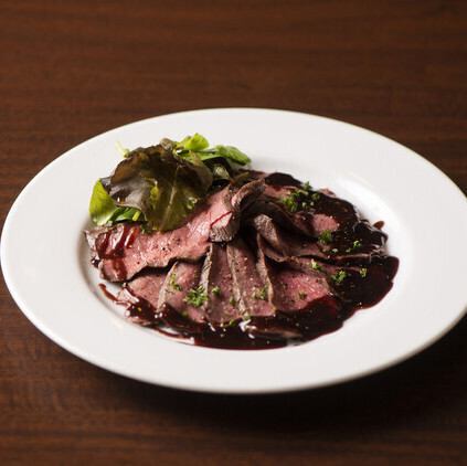 烤國產牛肉佐EKA特製紅酒醬