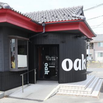 お一人様大歓迎!ご友人と並んで座るカジュアルなデートや二次会にも重宝するカウンター席。全10席とゆとりがあり、ライブ感溢れる店内の雰囲気を感じながらお食事が楽しめます。仕事帰りのサク飲みや、誕生日を気取らずお祝いしたい時にもおすすめ◎どんなシーンでも温かくお迎えする、お店の特等席です。