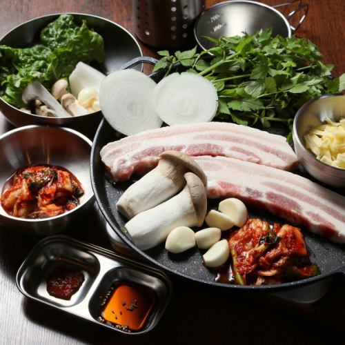 【絶品!】ジュワ~と焼けるサムギョプサル食べ放題2980円♪五感で楽しむ本格韓国の味★