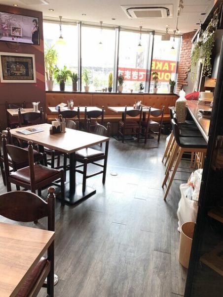 当店は中目黒駅から徒歩2分のアトラスタワー2階にあり、特徴的な大きな窓からの眺めもよく開放感のある店内です！このゆったりとしたアットホームな空間で、ご友人や会社仲間と気軽にお食事をお楽しみいただけます♪