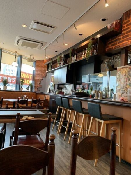 当店は一名様からのご利用も大歓迎！ご友人やご家族とのお食事はもちろん、20～30名様での貸切も可能で、立食の場合は最大40名様までご利用いただけます◎幅広いシーンでお気軽にご利用ください♪