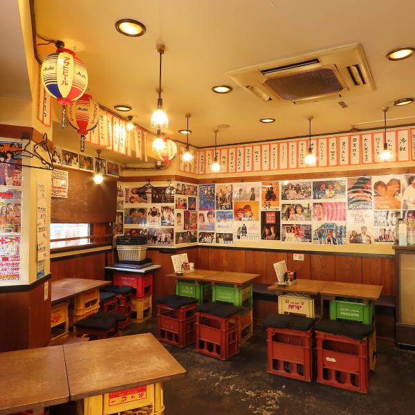 落ち着いた雰囲気の中で、心地よい会話が弾むテーブル席は2～4名様×3卓、2～2名様×1卓をご用意♪日常のひとときを特別に演出する空間となります。最大4名様までのテーブルが並び、親しい友人や大切な人とのカジュアルな集まりにも最適な場所です◎美味しい料理と共に、日々の疲れを癒すひとときを是非体験してください☆