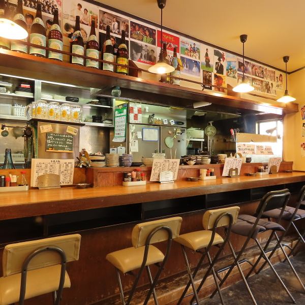 居心地の良いカウンター席が6席並ぶ空間は、気軽に訪れられるアットホームな雰囲気を醸し出します。お一人様でも安心して寛げるスペースは、忙しい日常の中で自分だけの時間を楽しむのに最適な場所。自然と人が集まる温かい雰囲気は、初めてのご来店でも緊張せずに入れる安心感があり、シーンを選ばずお楽しみ頂けます♪