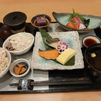 Two kinds of homemade Nishikyoyaki and sashimi set meal