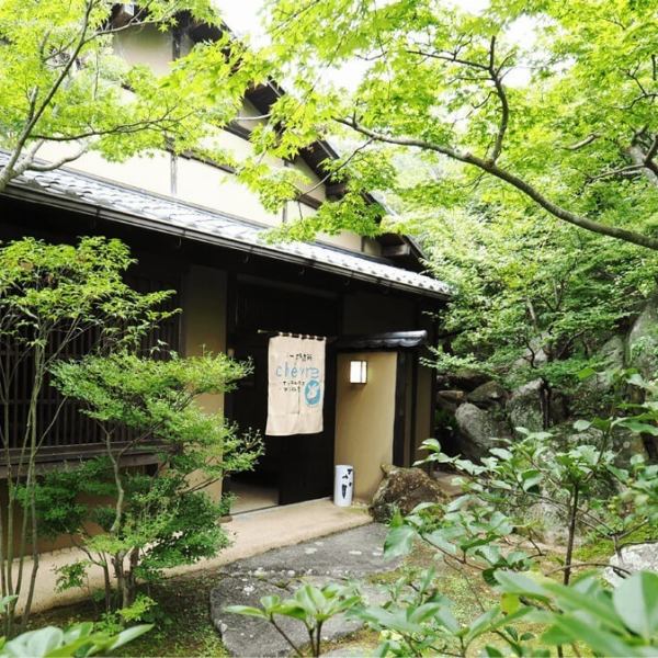 The restaurant is located in an elegant Sukiya-zukuri building in the vast Itoshima Goat Ranch.The garden can be seen through the Yukimi shoji, so you can relax and enjoy the view of the garden as well as your meal.