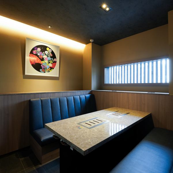 心地よい焼肉の席を提供し、特別なひとときを演出します。テーブルには、炭火焼きのグリルが配置されており、自分好みの焼き加減でお肉を楽しむことができます。新鮮な肉質と豊かな風味が自慢の当店は、厳選された和牛や海鮮を取り揃え、焼きたての美味しさを存分に味わえます◎