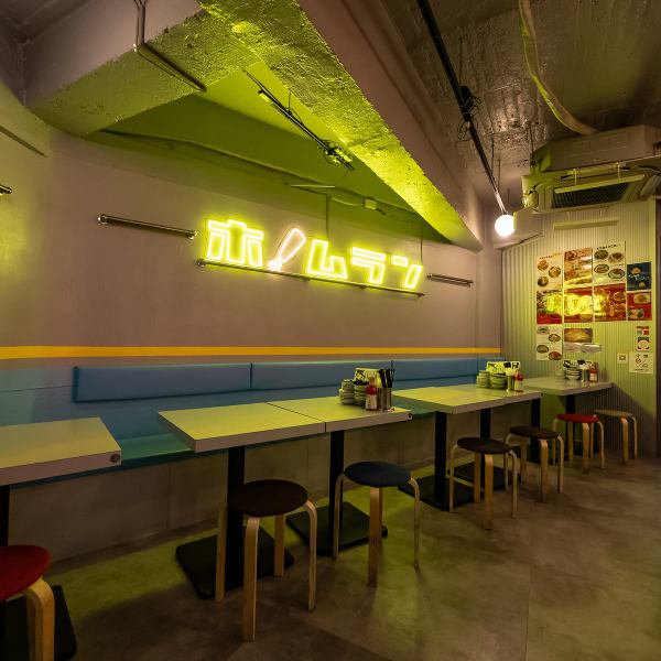 【駅近で各種宴会にも◎明るく料理も映えるネオンな店内】白を基調とした全体的に明るい店内となっております。団体様でのご利用も大歓迎！歓迎会や宴会等、各種飲み会にもご注文いただきやすいメニューも多数取り揃えております！