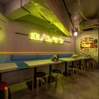 各種飲み会、宴会時には席をくっつけることも可能です！※丸椅子3つ迄お付けしてMAX６名までお座り頂けます。※5、6名ですと狭くなります。