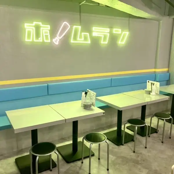 【駅近で各種宴会にも◎明るく料理も映えるネオンな店内】白を基調とした全体的に明るい店内となっております。団体様でのご利用も大歓迎！歓迎会や宴会等、各種飲み会にもご注文いただきやすいメニューも多数取り揃えております！